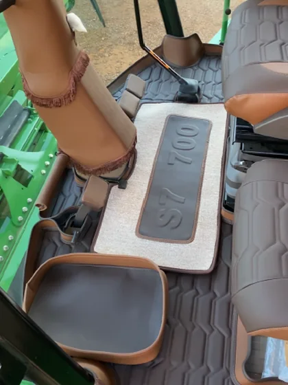 Tapete e apoio de braço sob medida — trabalho de tapeçaria da Tractor Car