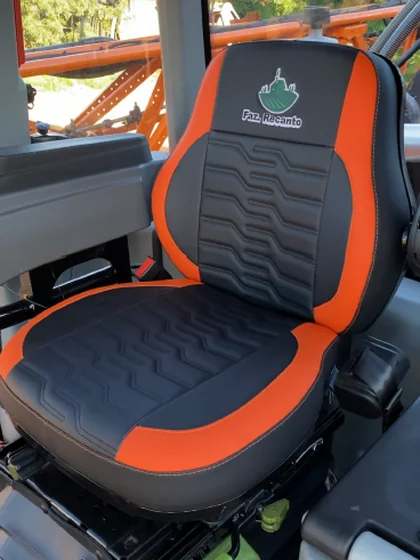 Capa de banco em preto e laranja — trabalho de tapeçaria da Tractor Car
