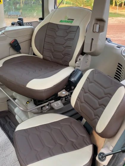 Banco em marrom e creme — trabalho de tapeçaria da Tractor Car