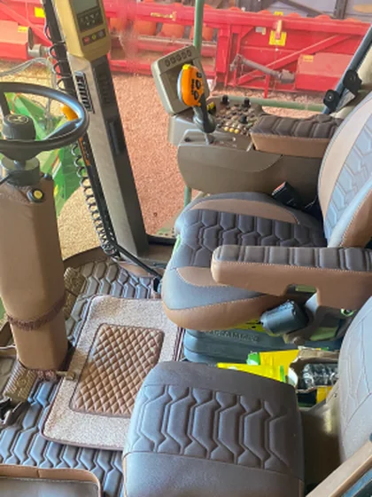 Cabine com tapete texturizado — trabalho de tapeçaria da Tractor Car