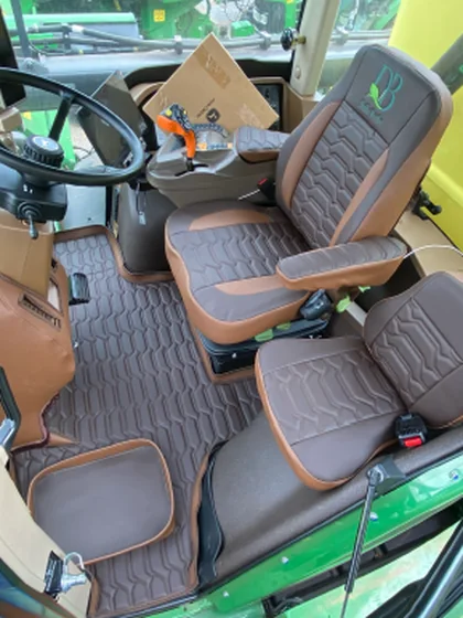 Interior claro com banco marrom — trabalho de tapeçaria da Tractor Car